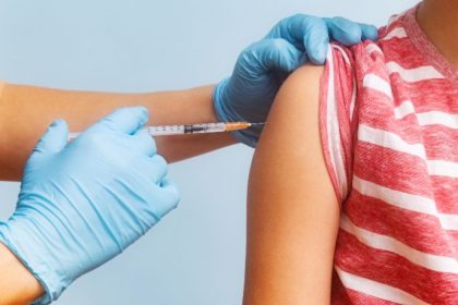 Dose dupla de vacina contra gripe pode reduzir mortes após AVC: entenda o impacto e a importância da prevenção