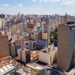 Vista aérea do skyline de São Paulo, com edifícios altos e a paisagem urbana da cidade