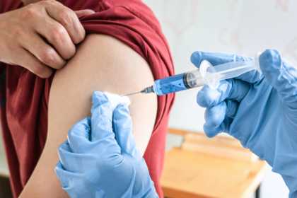 Cobertura vacinal contra HPV em meninos atinge 75% em 2025 e revela avanços na saúde pública