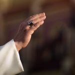 Leão XIV e os gestos proféticos de paz em um mundo em guerra: liderança espiritual e desafios contemporâneos