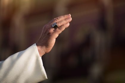 Leão XIV e os gestos proféticos de paz em um mundo em guerra: liderança espiritual e desafios contemporâneos