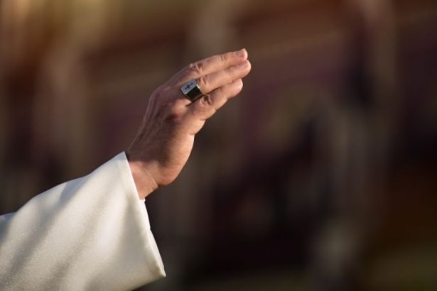 Leão XIV e os gestos proféticos de paz em um mundo em guerra: liderança espiritual e desafios contemporâneos