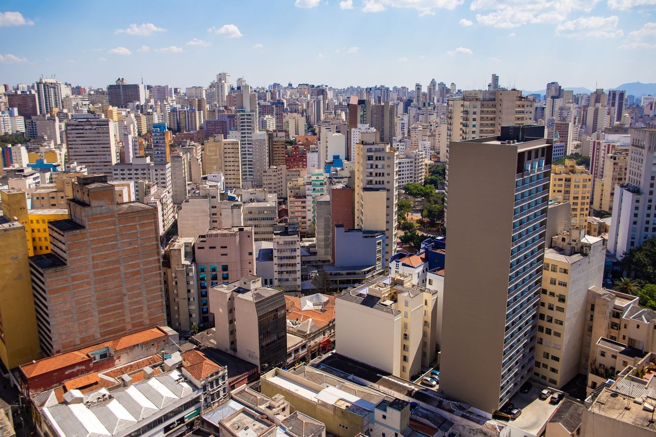 Vista aérea do skyline de São Paulo, com edifícios altos e a paisagem urbana da cidade